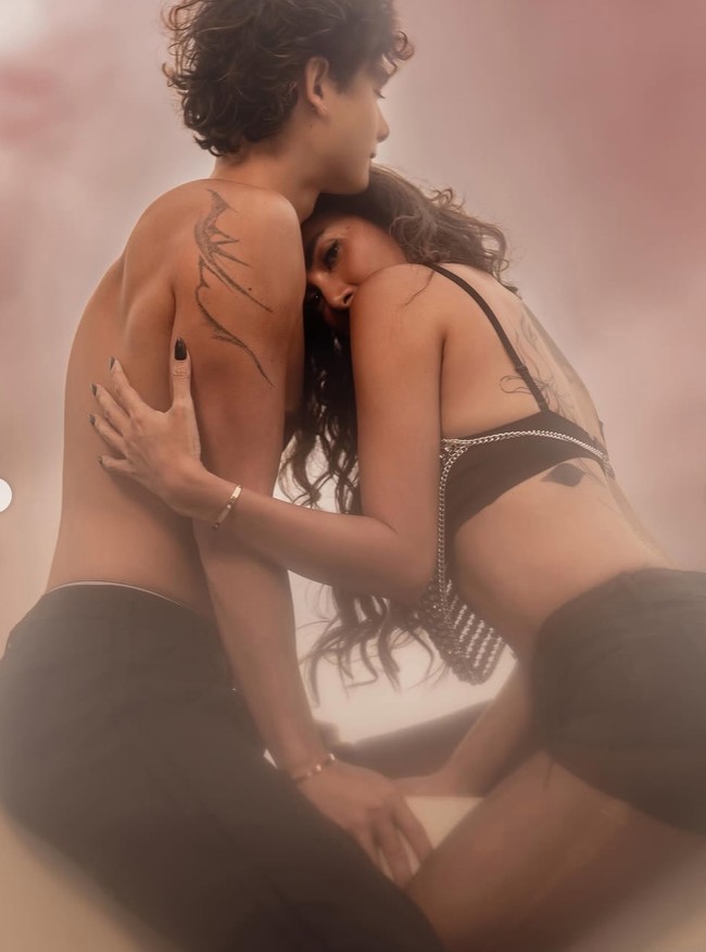 Olla dan Tristan tampil terbuka memperlihatkan tato di tubuh mereka. Tampak jelas tato di bagian lengan Tristan, sementara Olla terlihat memiliki beberapa tato cukup besar di bagian belakang tubuhnya. Foto: Instagram/@riomotret