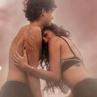 Olla dan Tristan tampil terbuka memperlihatkan tato di tubuh mereka. Tampak jelas tato di bagian lengan Tristan, sementara Olla terlihat memiliki beberapa tato cukup besar di bagian belakang tubuhnya. Foto: Instagram/@riomotret