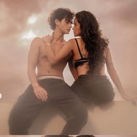 Sementara Tristan tampil minimalis dengan gaya shirtless, memperlihatkan tubuh atletisnya. Ia hanya mengenakan celana hitam yang senada dengan bawahan Olla. Foto: Instagram/@riomotret