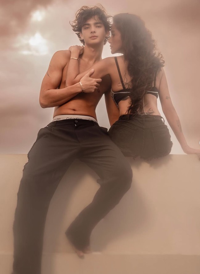 Olla membiarkan rambut panjangnya terurai dengan gaya bergelombang natural. Tatanan rambut ini memberi kesan effortless namun tetap feminin. Foto: Instagram/@riomotret