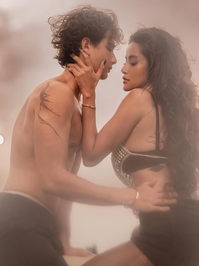Tampil dengan konsep foto yang berani dan sensual, keduanya memamerkan kemesraan mereka. Gaya keduanya pun langsung sukses jadi sorotan. Foto: Instagram/@riomotret