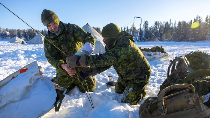 Operasi Nanook-Nunalivut kembali digelar sebagai bagian dari latihan tahunan Angkatan Bersenjata Kanada untuk menguji dan mengasah kesiapan tempur di wilayah Arktik. Latihan ini berlangsung di sekitar Yellowknife, Wilayah Barat Laut Kanada, pada 15 Februari 2026. REUTERS/Carlos Osorio