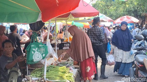 Jelang Ramadan, Pasar Pagesangan, Kota Mataram kian ramai pengunjung, Senin (16/2/2026) pagi.