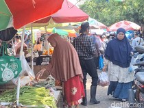 Ibu-ibu Serbu Pasar Tradisional di Mataram Jelang Ramadan