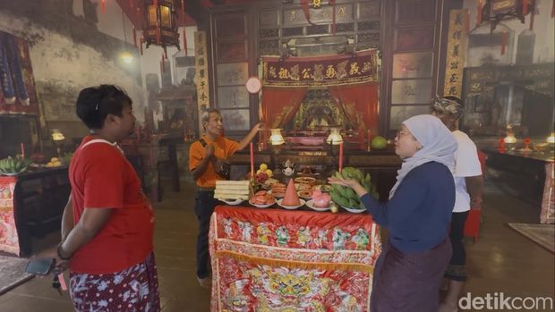 Nur Asyikin Yusni pelancong asal Kuala Lumpur, Malaysia saat di Kelenteng Gie Yong Bio, Pecinan Babagan, Lasem, Rembang, Senin (16/2/2026).