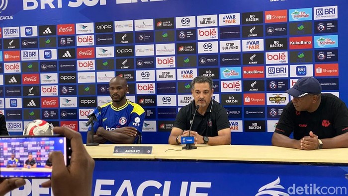 Pelatih Arema FC Marcos Santo (tengah) saat menghadiri konferensi pers