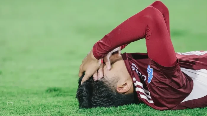 Pemain PSM Makassar bersedih setelah kembali kalah di kandang.