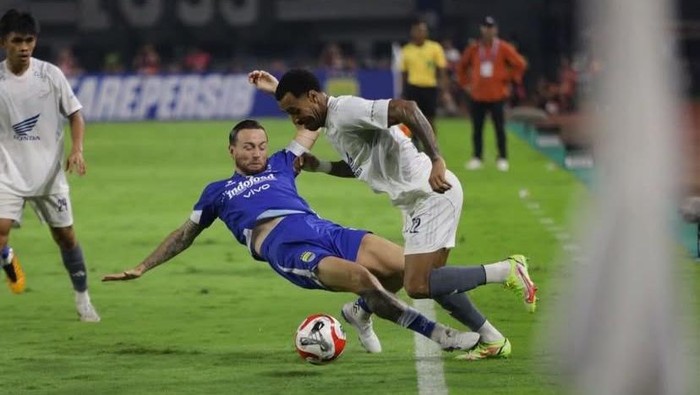 Pemain PSM Makassar Victor Luiz dilanggar keras oleh Kapten Persib Bandung Marc Klok dan hanya berbuah kartu kuning.