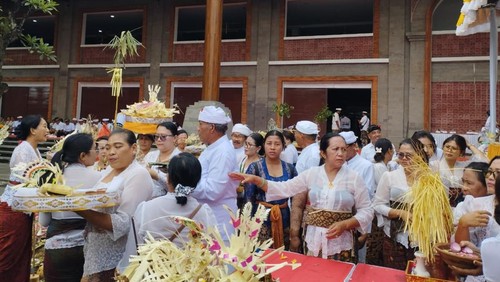 Pemerintah Kabupaten Gianyar bersama pengelola pasar menggelar upacara Tawur Balik Sumpah dan Melaspas di Pasar Rakyat Tematik Wisata Ubud, Senin (16/2/2026). (Dok. Pemkab Gianyar)