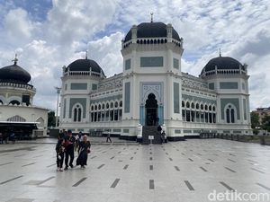 Masjid Raya Al-Mashun Medan Bersolek Jelang Ramadan