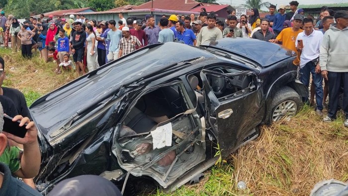 Penampakan mobil tertabrak kereta api di Asahan. (Foto: dok. Polres Asahan)