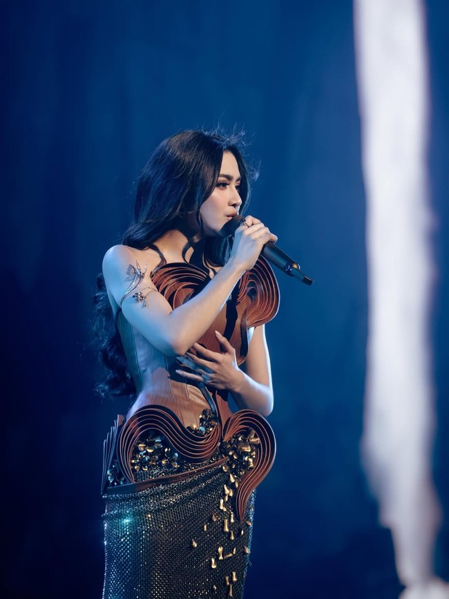 Konser KOMA Mahalini digelar bertepatan dengan Hari Valentine, Sabtu (14/2/2026) di Istora Senayan, Jakarta. Konser tersebut jadi comeback jebolan Indonesian Idol itu.Foto: Dok. Instagram @mahaliniraharja,  @lisajuofficial