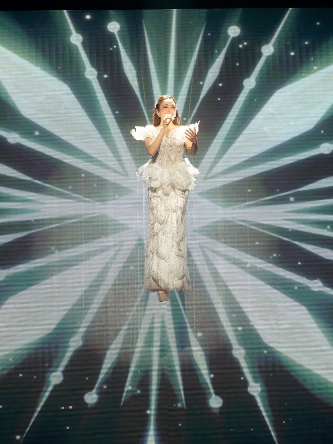 Terbang bak bidadari dari khayangan, Mahalini tampil dengan gaun putih glamour karya desainer Felissa Thung. Foto: Dok. Instagram @mahaliniraharja,  @lisajuofficial