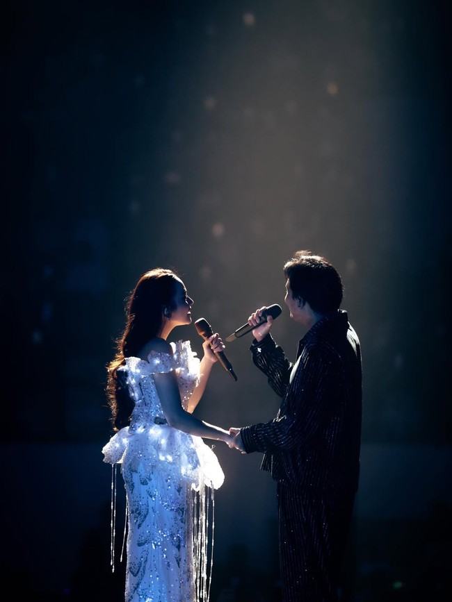 Saat duet dengan Rizky Febian, Mahalini masih mengenakan gaun putih yang sama karya Felissa Thung hanya saja kali ini busana tersebut glow in the dark. Menurut Felissa, dia terinspirasi dari film Avatar saat membuat gaun untuk pelantun Mati-matian tersebut. Foto: Dok. Instagram @mahaliniraharja,  @lisajuofficial