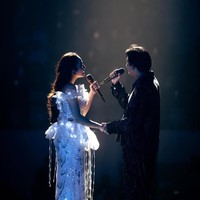 Saat duet dengan Rizky Febian, Mahalini masih mengenakan gaun putih yang sama karya Felissa Thung hanya saja kali ini busana tersebut glow in the dark. Menurut Felissa, dia terinspirasi dari film Avatar saat membuat gaun untuk pelantun Mati-matian tersebut. Foto: Dok. Instagram @mahaliniraharja,  @lisajuofficial