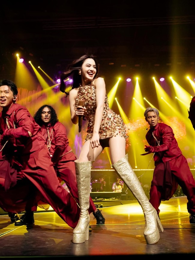 Mahalini tampil energik nan glamour dalam mini dress emas karya Julianto. Foto: Dok. Instagram @mahaliniraharja,  @lisajuofficial