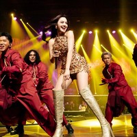 Mahalini tampil energik nan glamour dalam mini dress emas karya Julianto. Foto: Dok. Instagram @mahaliniraharja,  @lisajuofficial