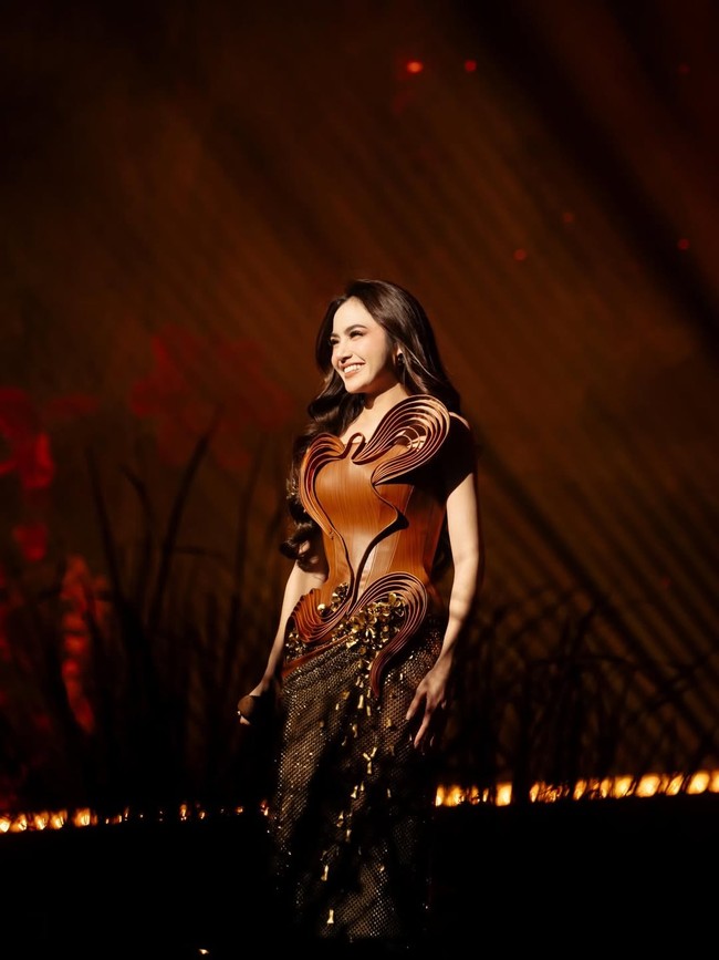 Dalam unggahannya, istri Rizky Febian itu juga mengungkapkan detail outift yang dikennakannya. Dia menyebutkan ada lima desainer Tanah Air yang berperan besar membuat penampilannya tampak megah dan spektakuler di konser KOMA. Foto: Dok. Instagram @mahaliniraharja,  @lisajuofficial