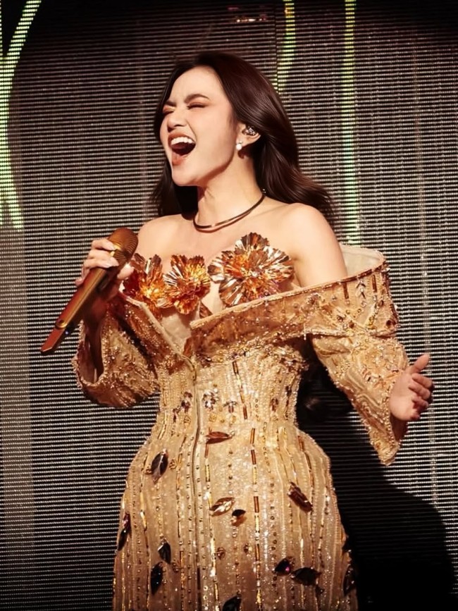 “Rinduu se rindu rindunya! Masi gapercaya aku uda COMEBACK! Kali ini comebacknya di stage sendiriii huaaa😭,” tulis Mahalini di keterangan unggahan di Instagram yang memperlihatkan deretan penampilannya saat konser KOMA. Foto: Dok. Instagram @mahaliniraharja,  @lisajuofficial