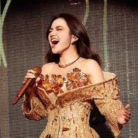 “Rinduu se rindu rindunya! Masi gapercaya aku uda COMEBACK! Kali ini comebacknya di stage sendiriii huaaa😭,” tulis Mahalini di keterangan unggahan di Instagram yang memperlihatkan deretan penampilannya saat konser KOMA. Foto: Dok. Instagram @mahaliniraharja,  @lisajuofficial