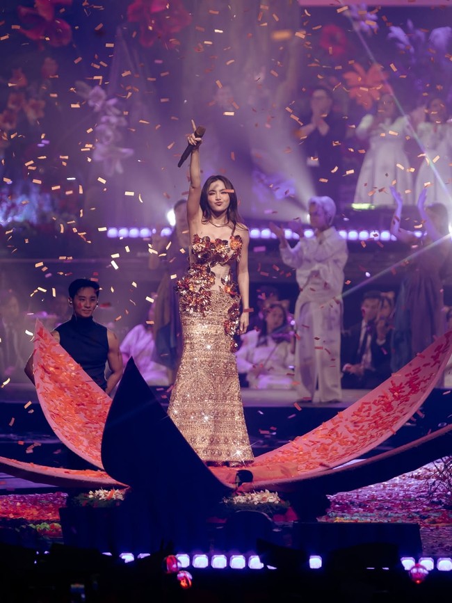 Tampil megah bak keluar dari bunga yang mekar, Mahalini mengenakan gaun emas dengan detail bebatuan yang berkilau karya Lisa Ju di penutup konsernya. Foto: Dok. Instagram @mahaliniraharja,  @lisajuofficial