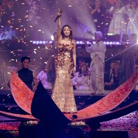 Tampil megah bak keluar dari bunga yang mekar, Mahalini mengenakan gaun emas dengan detail bebatuan yang berkilau karya Lisa Ju di penutup konsernya. Foto: Dok. Instagram @mahaliniraharja,  @lisajuofficial