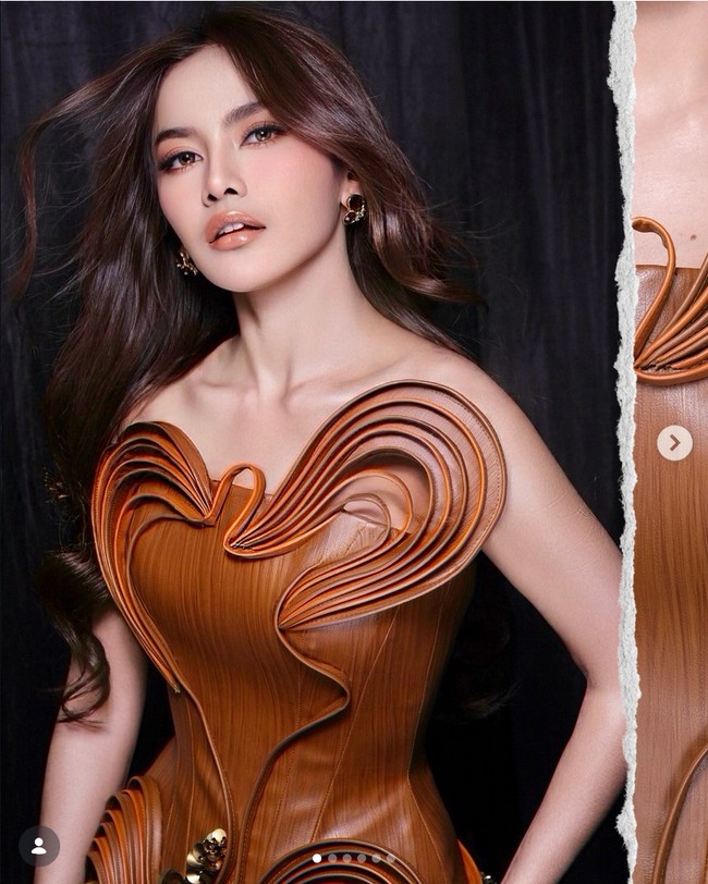 Mahalini membuka penampilannya di konser KOMA dengan gaun glamour karya desainer Wiki Wu. Gaun tersebut hadir dengan detail korset berstruktur tegas yang membentuk lekuk tubuh Mahalini secara dramatis. Foto: Dok. Instagram Wiki Wu