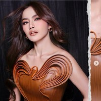 Mahalini membuka penampilannya di konser KOMA dengan gaun glamour karya desainer Wiki Wu. Gaun tersebut hadir dengan detail korset berstruktur tegas yang membentuk lekuk tubuh Mahalini secara dramatis. Foto: Dok. Instagram Wiki Wu