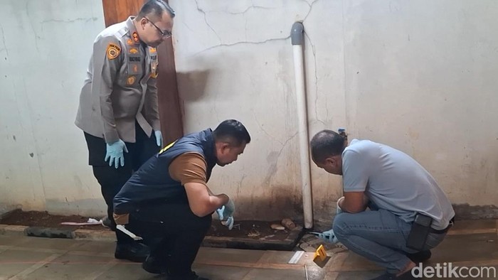Polisi saat melakukan olah TKP kasus penembakan di rumah anggota DPRD Jateng di Pekalongan. Foto diunggah Senin (16/2/2026).