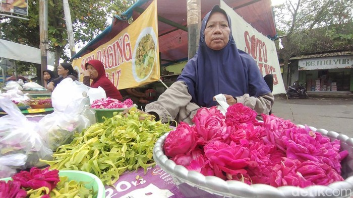 Penjual bunga di  Jalan Diponegoro, Nganjuk meraup untung jelang bulan Ramadan