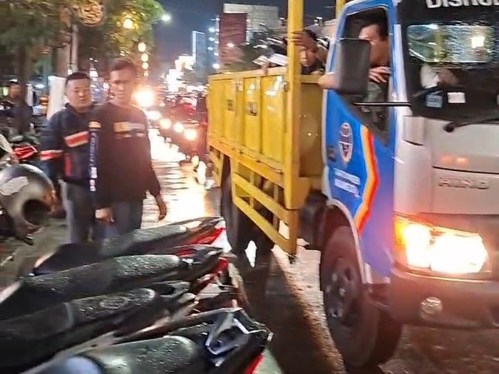 Petugas menertibkan motor parkir sembarangan di Kayutangan