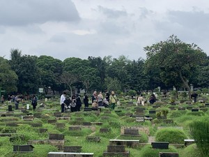 Jelang Ramadan, TPU Menteng Pulo Dipadati Peziarah