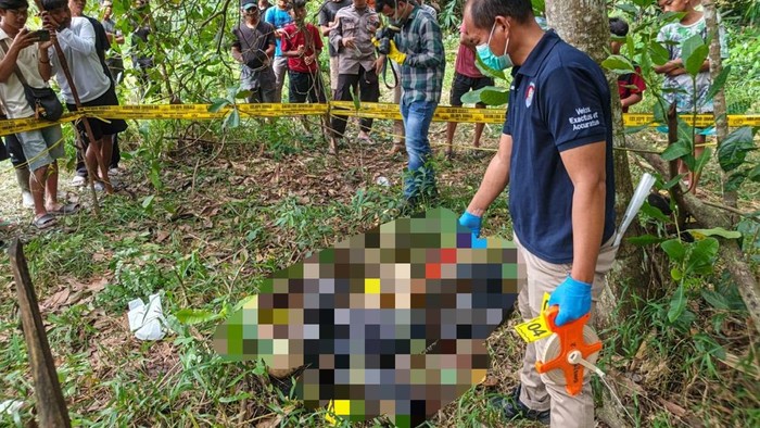 Polisi melakukan olah TKP di lokasi penemuan kerangka manusia di Lampung Tengah