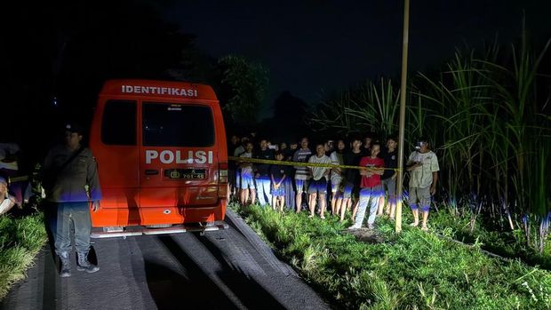Polisi melakukan olah TKP penemuan jenazah pria penuh luka di Gurah, Kediri.