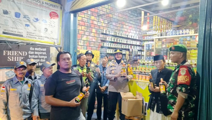 Polisi Curahkan Darah di Razia Miras Puncak Bogor, Jelang Ramadan Sita 50 Botol