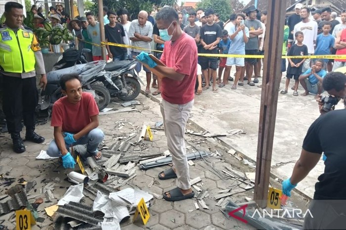 Polisi olah TKP di lokasi ledakan bahan racikan petasan di Desa Tambirejo, Kecamatan Toroh, Kabupaten Grobogan, Jawa Tengah, Minggu (15/2/2026). (ANTARA/Gunawan)