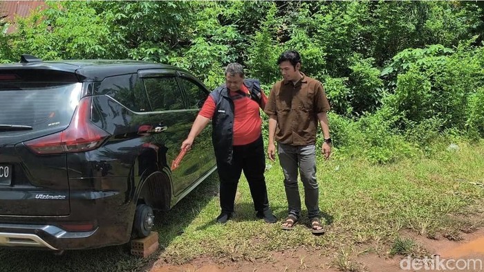 Polisi olah TKP mobil yang kehilangan ban saat terparkir di Palembang