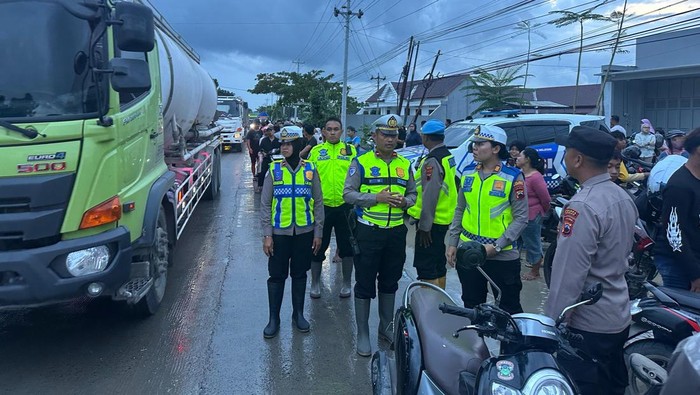 Polisi melakukan pengaturan arus lalu lintas dan pengalihan arus akibat tanggul Sungai Tuntang, Kecamatan Kebonagung, Kabupaten Demak jebol.