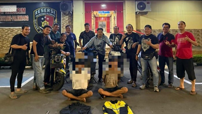 Polisi saat menangkap dua pelaku spesialis curanmor di Palembang