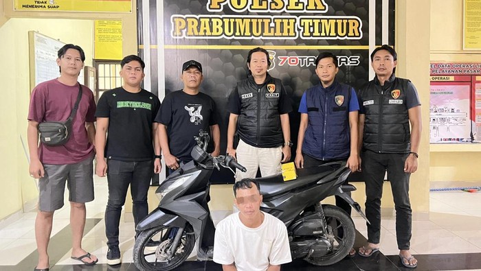 Polisi saat menangkap residivis kasus pencurian motor di Prabumulih