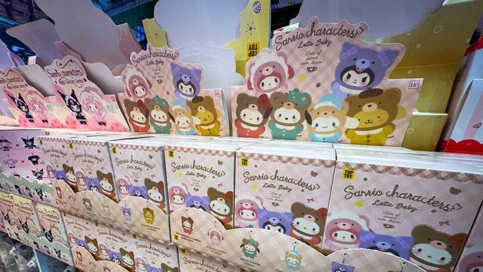 Produk blind box dijual di Times Square, New York, AS (dok. REUTERS/Mike Segar)