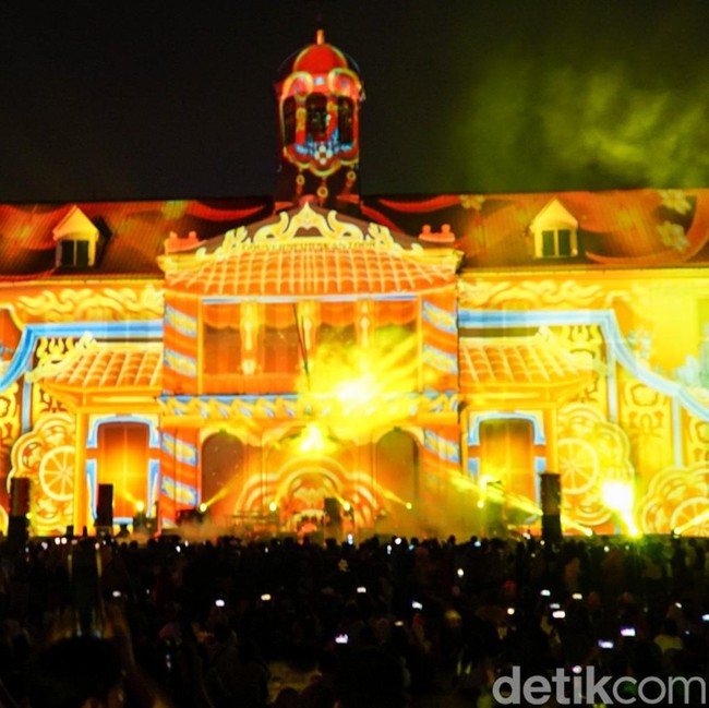 Ribuan Warga Padati Jakarta Light Festival di Kota Tua