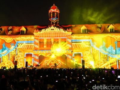 Ribuan Warga Padati Jakarta Light Festival di Kota Tua
