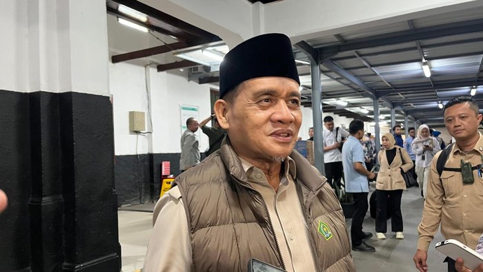 Wakil Menteri Agama (Wamenag) Romo Muhammad Syafii usai meninjau lokasi bencana tanah bergerak di Desa Padasari, Tegal, Senin (16/2/2026).