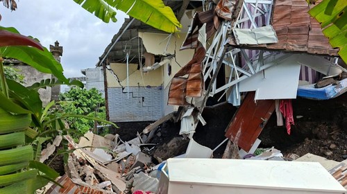 BPBD Karangasem saat melakukan assessment rumah yang ambruk di Kelurahan Subagan, Karangasem, Senin (16/2/2026).