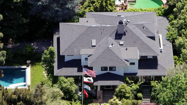 Rumah Mewah Milik Mark Zuckerberg Salah satu rumah mewah milik Mark Zuckerberg di dalam kompleks elite di Palo Alto, California