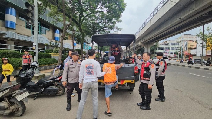 Samapta Polrestabes Palembang saat melakukan razia premanisme.