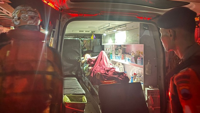 Satbrimob Polda Jateng saat mengevakuasi warga sakit terjebak banjir di Perum Grand Permata Tembalang, Meteseh, Tembalang, Kota Semarang.