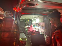 Satbrimob Polda Jateng Terjang Banjir Evakuasi Warga Sakit di Semarang