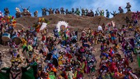 Perayaan ini tidak hanya menjadi ajang hiburan, tetapi juga sarat makna budaya dan spiritual bagi masyarakat setempat. Ritual tersebut mencerminkan perpaduan kepercayaan pra-Kolumbus dengan pengaruh Katolik yang berkembang di wilayah utara Argentina. REUTERS/Javier Corbalan